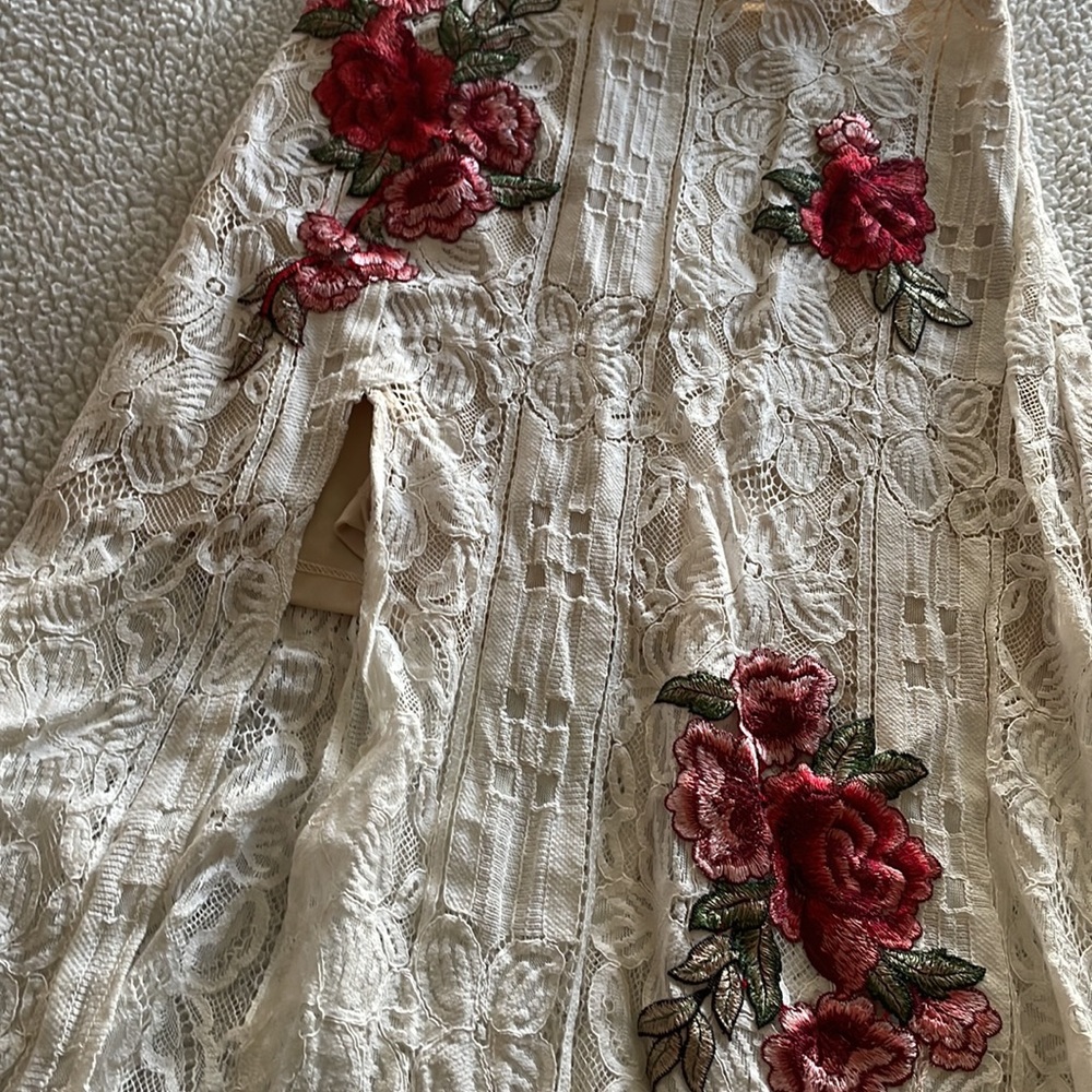 Love Triangle two piece lace skirt set with embroidered flowers - Picture 3 of 16